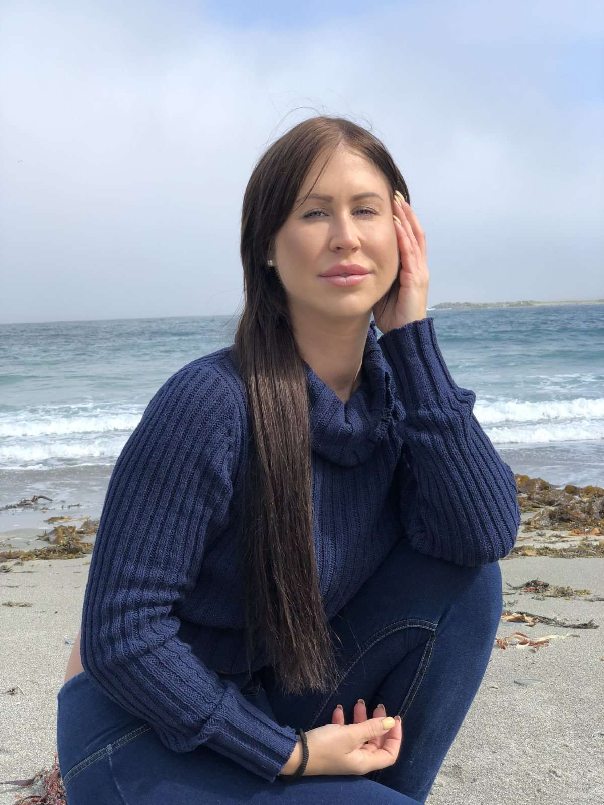 Langt, mørkt hår med tape extensions fra LuxusHair