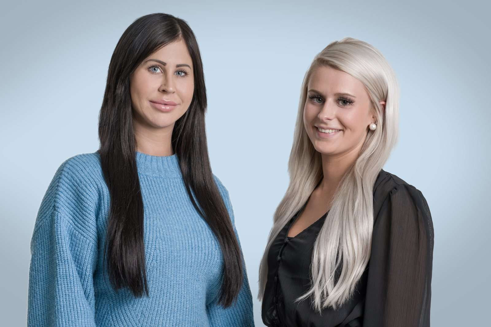 To modeller med lange hair extensions, mørkt og lyst hår